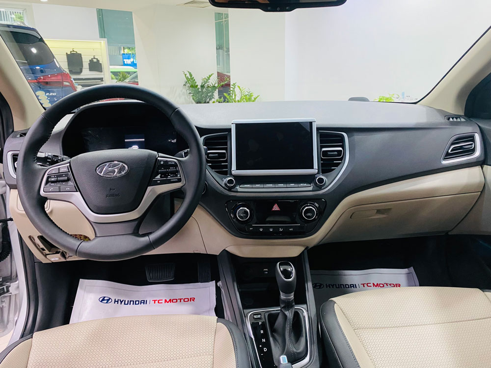 khoang lai Hyundai Accent 1.4 AT dac biet