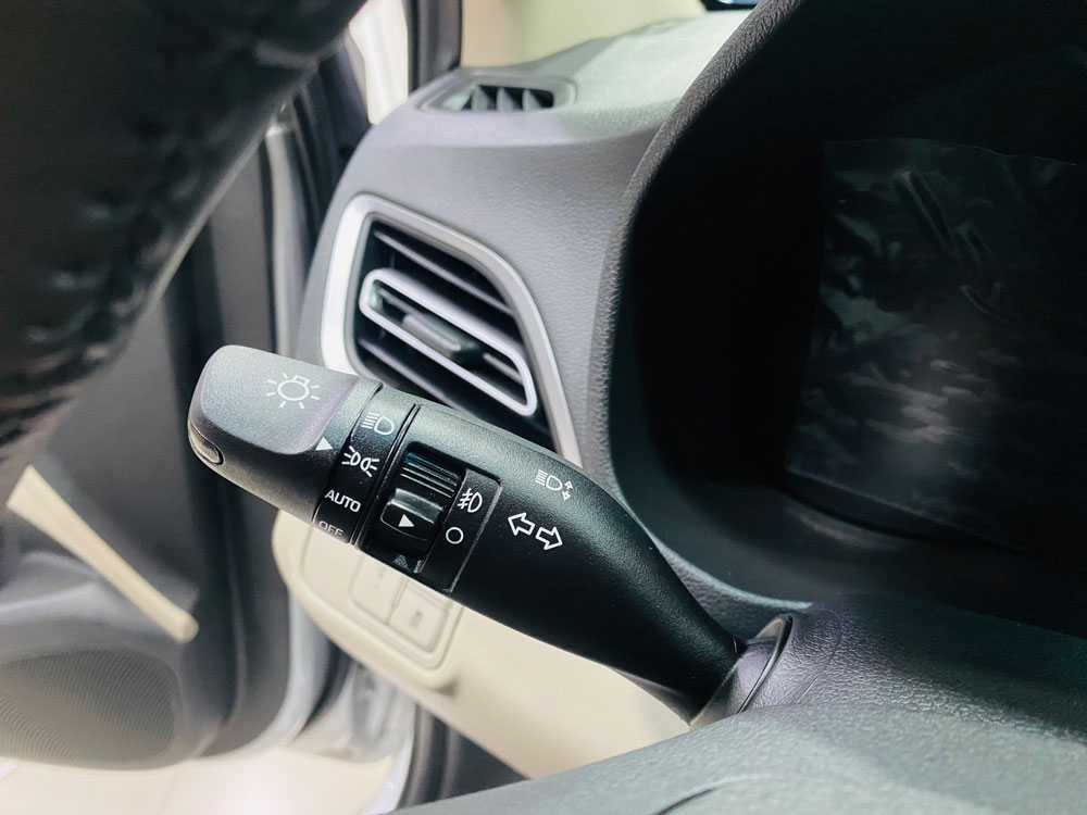 can dieu khien he thong den pha Hyundai Accent 1.4 AT dac biet