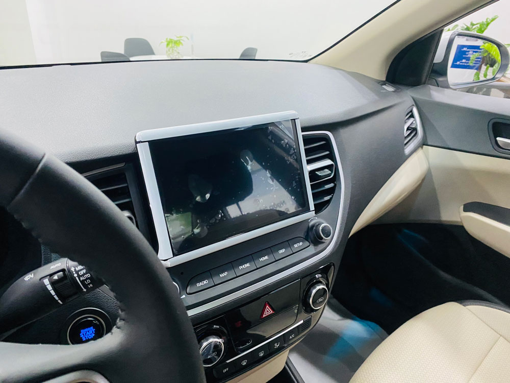 man hinh cam ung giai tri Hyundai Accent 1.4 AT dac biet