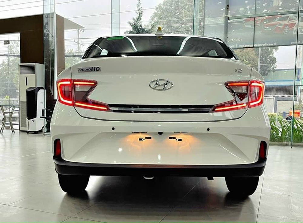 phan duoi xe Hyundai Grand i10 Sedan AT tieu chuẩn