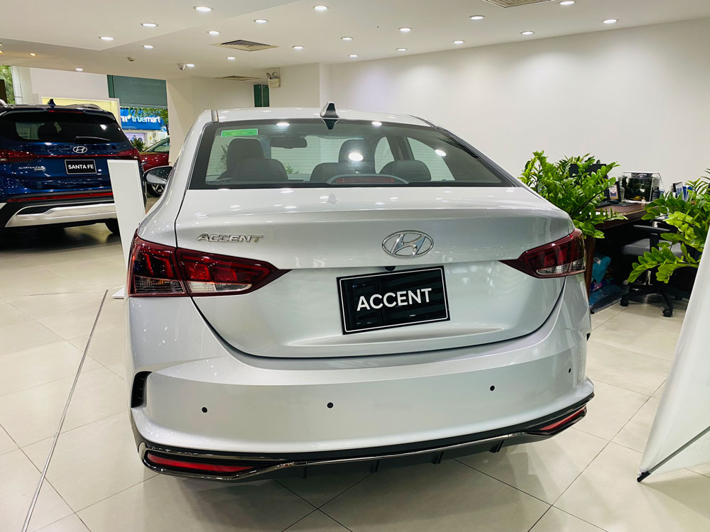 phan duoi xe Hyundai Accent 1.4 AT dac biet